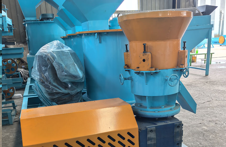 Flat mold pellet machine